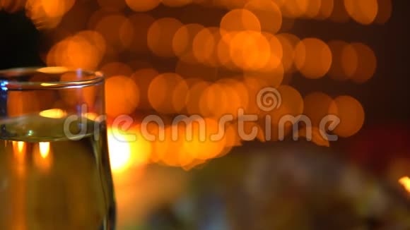 黄色电灯背景下的香槟酒杯视频的预览图