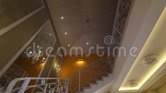 全景大厅与楼梯在时尚之家视频的预览图