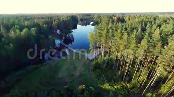 空中镜头大坝相机在附近视频的预览图