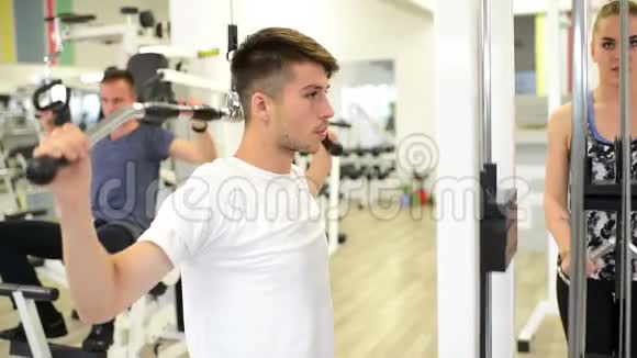 在健身房健身视频的预览图