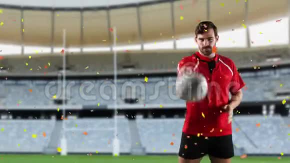 职业橄榄球运动员站在体育场前纸屑掉落视频的预览图