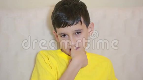 男孩咬指甲强迫症儿童心理学视频的预览图