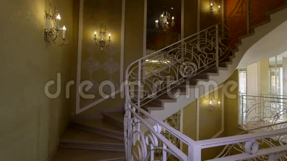 全景大厅与楼梯在时尚之家视频的预览图