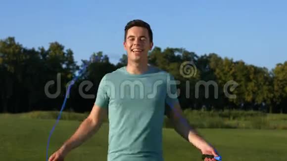 在绿色草地上健身的家伙视频的预览图