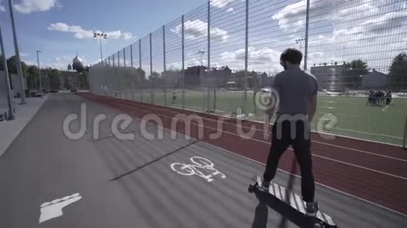 带操场的红色运动场的长板夏季骑行视频的预览图