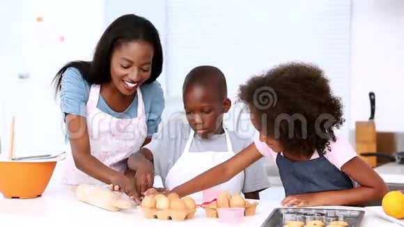妈妈和孩子们做糕点视频的预览图