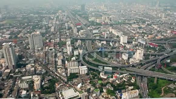 曼谷城市交通交汇处道路和高速公路的俯视图视频的预览图