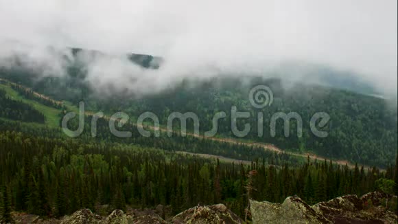 山中的雾和云视频的预览图