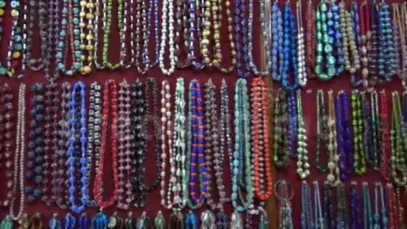 印度市场上各种美丽的印度珠宝收藏视频的预览图