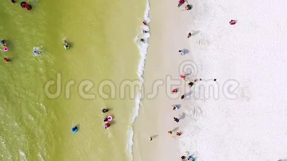 海滩边人们的鸟瞰图视频的预览图