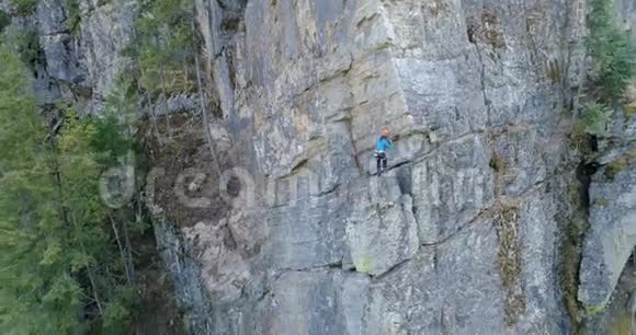 女性登山者攀登岩石山4K视频的预览图