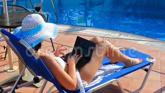 带笔记本电脑的女士日光浴视频的预览图