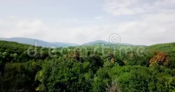 高加索山脉和森林的美丽空中景观视频的预览图