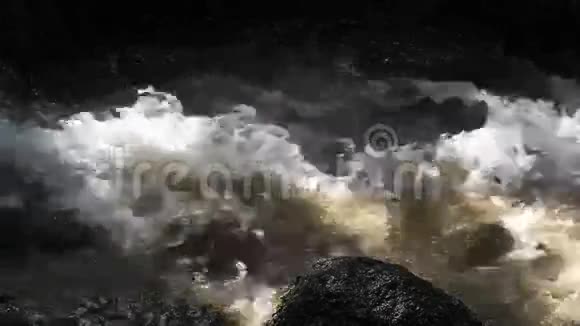 在瀑布附近快速流动的水视频的预览图