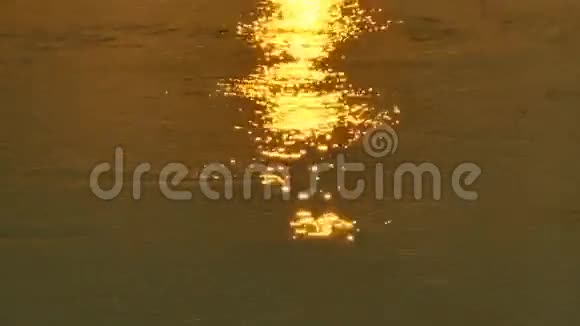 夕阳下美丽的河景视频的预览图