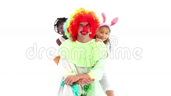 可爱的孩子和滑稽的小丑一起摆姿势视频的预览图