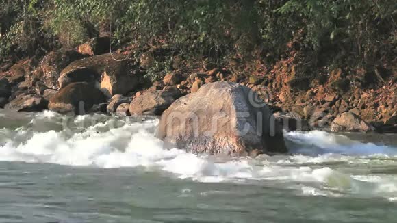 水流绕着大河岩视频的预览图