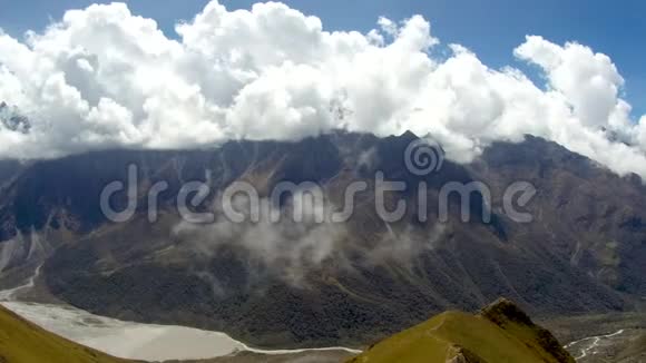 在喜马拉雅山徒步旅行山和山视频的预览图