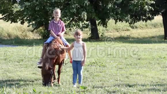 快乐的男孩和小女孩和小马视频的预览图