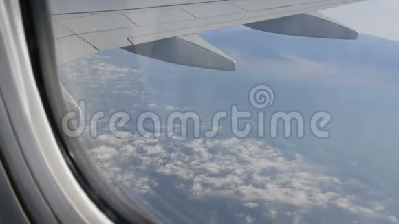 飞机的翅膀飞过美丽的云彩从窗口查看视频的预览图