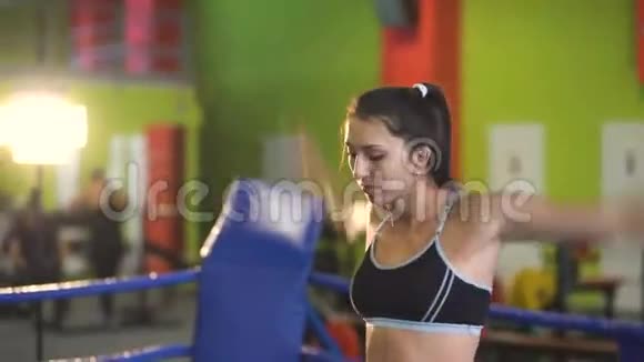 年轻女子在拳击场训练赛前热身视频的预览图