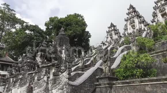 夏日阳光明媚的莱姆普扬寺美丽的台阶印度尼西亚巴厘岛视频的预览图