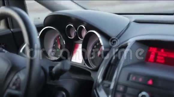 汽车的仪表板视频的预览图