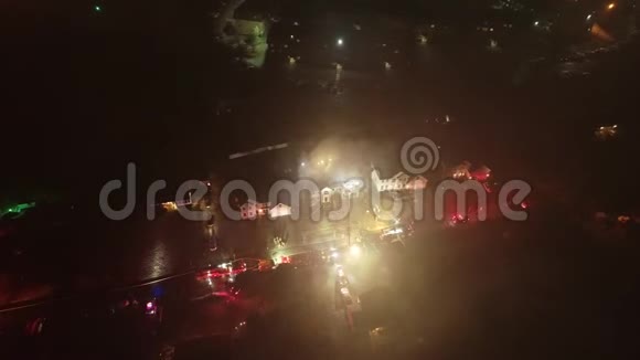 消防车辆及设备在室内火灾现场的鸟瞰图视频的预览图