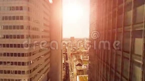 直升机观看现代城市景观天际线太阳发出光视频的预览图