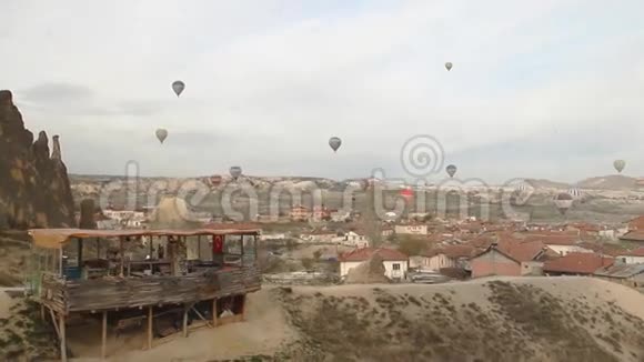 热气球飞过城市上空视频的预览图