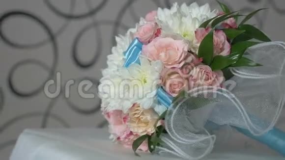 视频花边的白色玫瑰和蓝色新娘花束视频的预览图