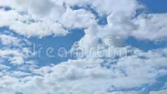 戏剧性的多云天空时间流逝视频的预览图