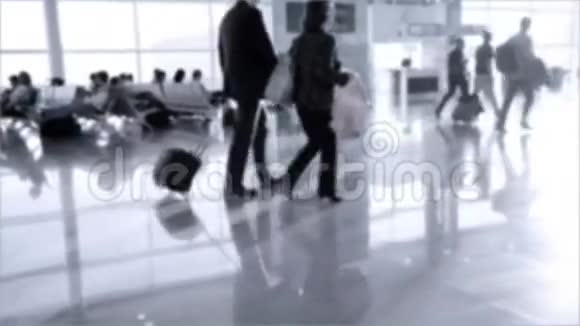 携带行李在苏黎世科隆机场行走的旅客视频的预览图