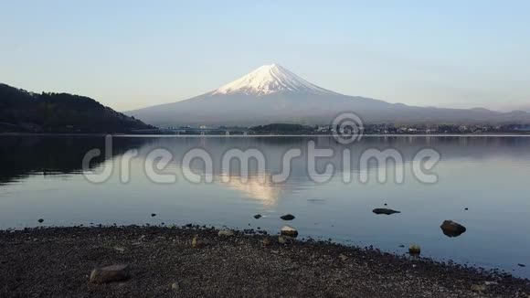 4K山富士山在阳光明媚的一天在川川子湖上倒影从Drone俯瞰晴朗的天空视频的预览图