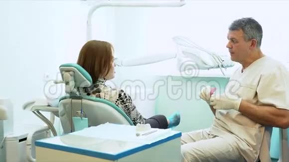 牙医在一间轻便的办公室里对病人说话的那个好心人视频的预览图