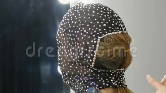 时尚一个戴着黑色面具的外星女孩戴着闪闪发光的莱茵石闪闪发光的金属蝴蝶视频的预览图