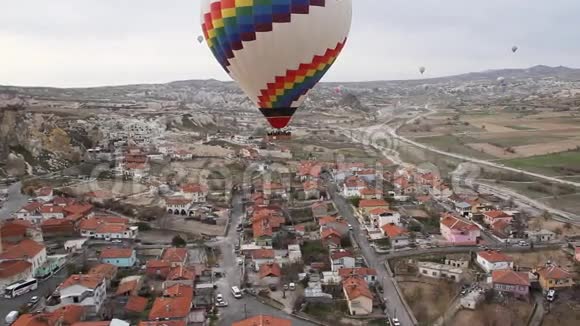 热气球飞过城市上空视频的预览图