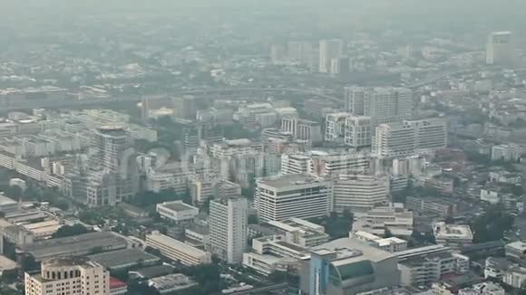 曼谷城市交通交汇处道路和高速公路的俯视图视频的预览图