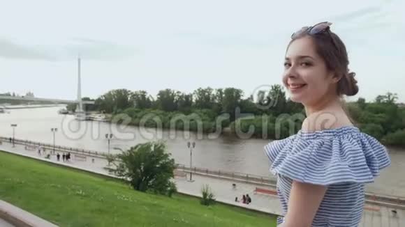 美丽的女人在夏天的公园里带着浪漫的心情散步视频的预览图