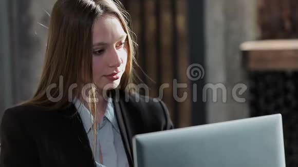 自信的女商人在她现代蓝色的现代办公室里使用笔记本电脑时尚美女做视频的预览图