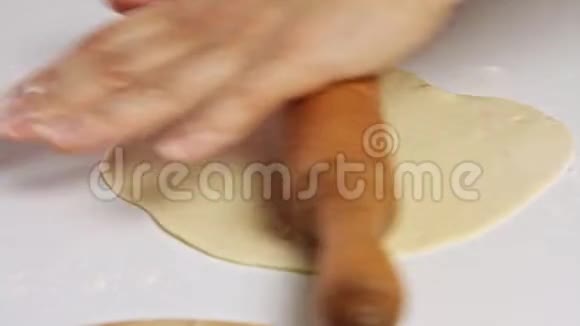 女人用擀面杖煮面团视频的预览图