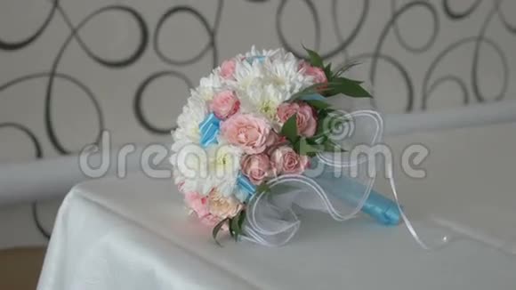新娘花束白色玫瑰和蓝色花边视频视频的预览图