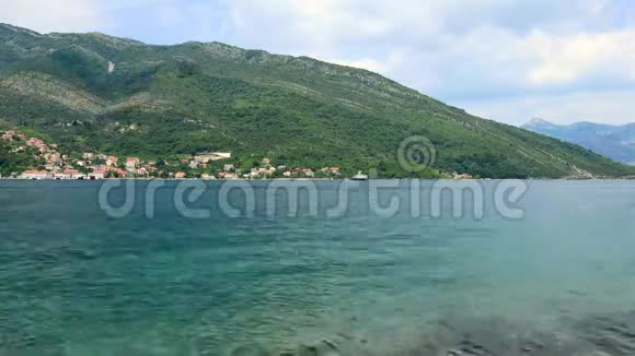 从上面到Kotor湾的美丽景色和阳光明媚的下午从Lepetane到Kamenari的普通客轮视频的预览图