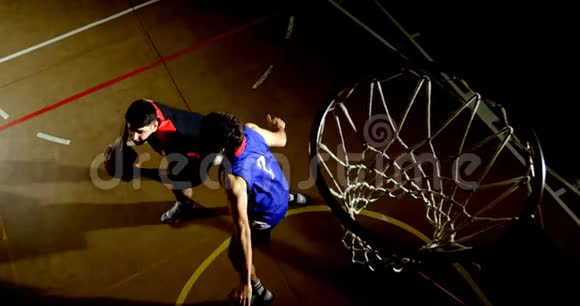 运动员在球场打篮球视频的预览图