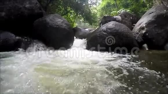 水下在高茶茂瀑布视频的预览图