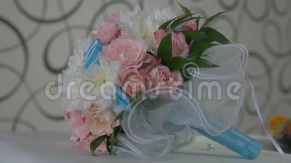 新娘花束白色玫瑰和蓝色的视频花边视频的预览图