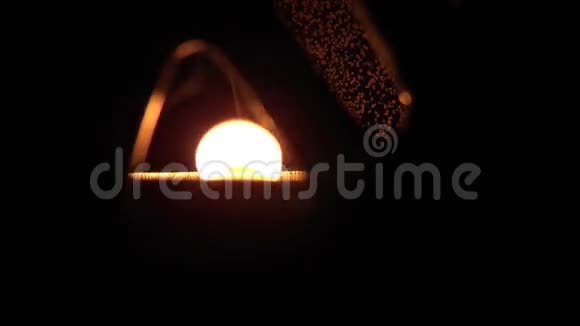陶瓷烛台中的蜡烛燃烧视频的预览图