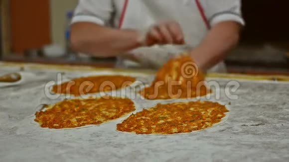 生产土耳其比萨饼名为Lahmacun视频的预览图