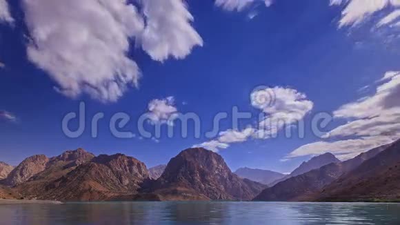 在山上的湖模糊的伊斯坎德库尔时间视频的预览图