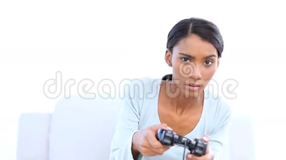 玩电子游戏和输的女人视频的预览图